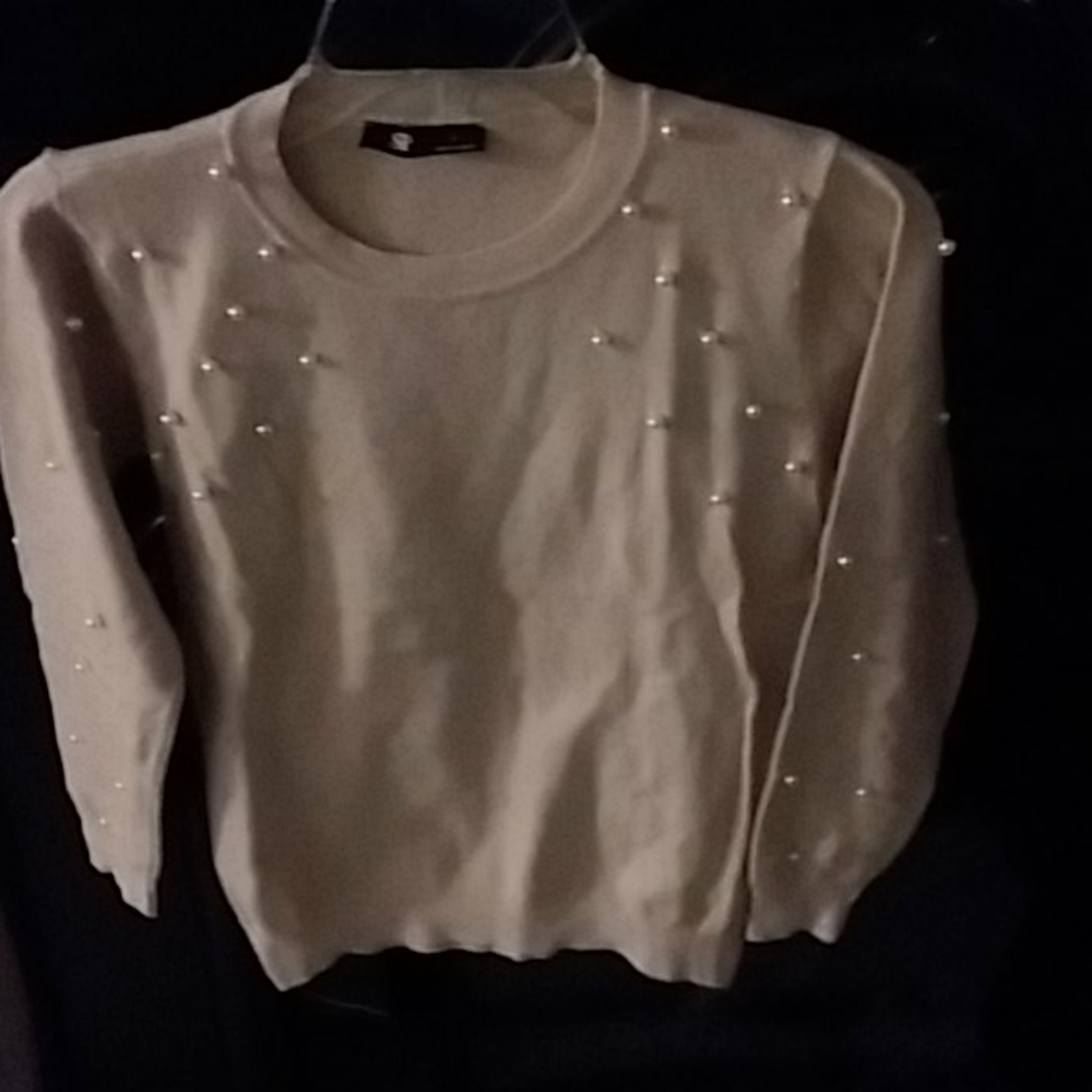 Sweater with pearls